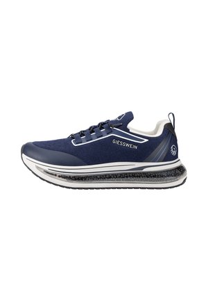 Navyblauer Giesswein Sneaker mit weißer Sohle und klarer Luftkissen-Mittelsohle, schwarzen Details und Zuglasche an der Ferse.