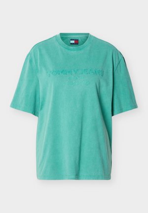 T-shirt vert en coton à manches courtes avec "Tommy Jeans Since 1985 New York City" brodé sur le devant et un col rond.