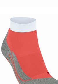 Skarpetka kostkowa w czerwonym kolorze, z białym ściągaczem i szaro-tym spodem. Gładka tekstura z kontrastującymi dekoracyjnymi liniami w kolorze czerwonym.