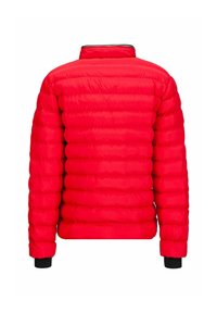 Rode gewatteerde jas met een hoge kraag, geribbelde zwarte manchetten en een horizontaal gewatteerd patroon. Beschikt over een volumineuze zwarte rits bij de hals.