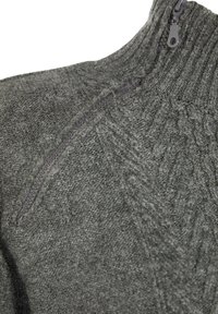 Pull gris en maille avec un col montant côtelé, une fermeture éclair visible et des motifs torsadés complexes sur le devant et les épaules.