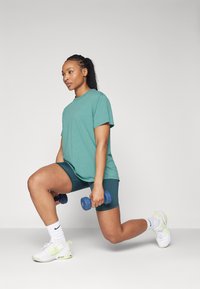 Nike Performance ONE RELAXED TOP - Športne majice - bicoastal/black