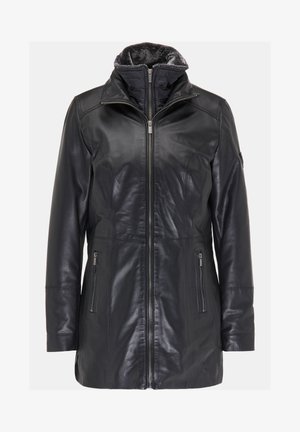 Schwarze Lederjacke mit Reißverschluss vorne, hohem Kragen und zwei Seitentaschen. Merkmale sind ein weiches graues Futter und eine taillierte Silhouette.