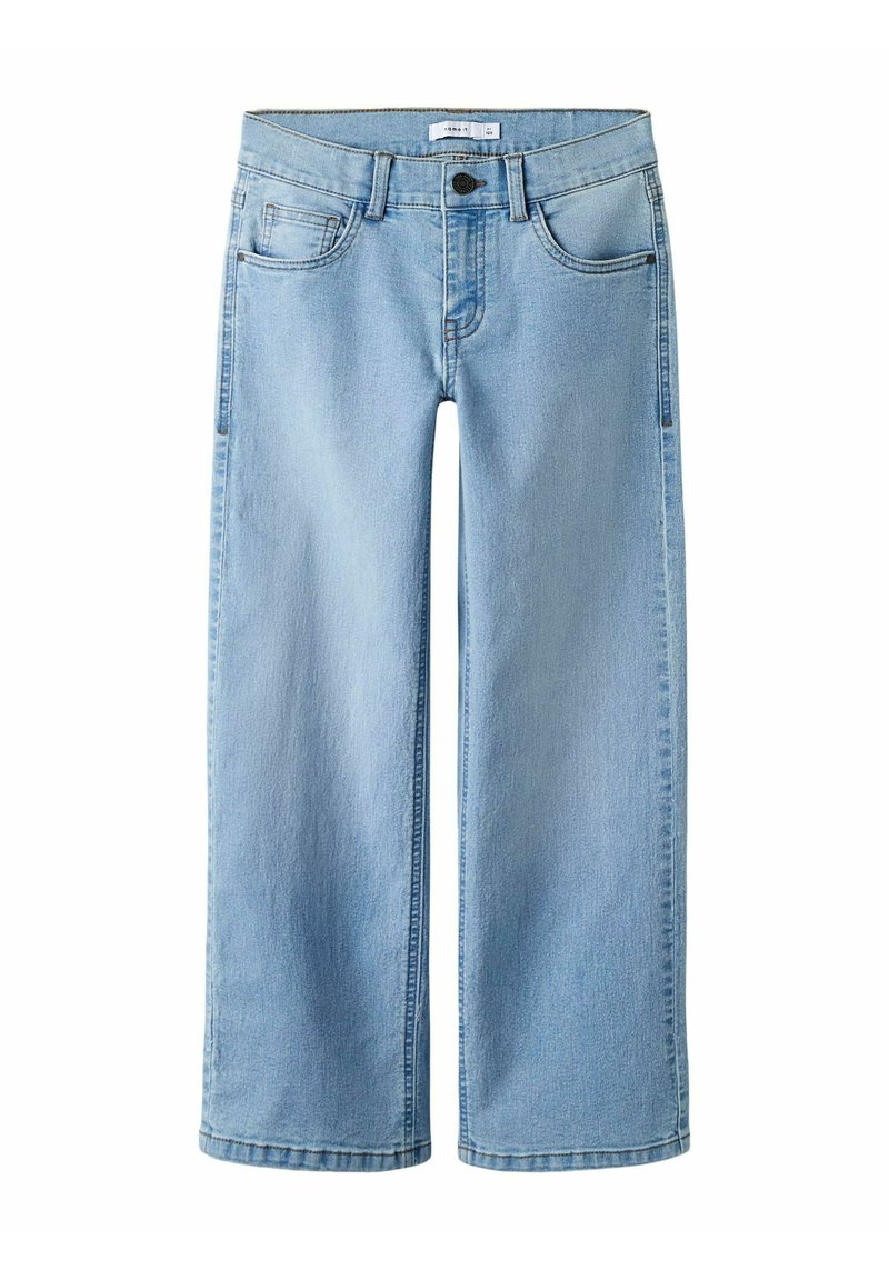 Lyseblå vidbente denimjeans med frontknapp, glidelås, beltehemper og fem lommer, lagt flatt på hvit bakgrunn.
