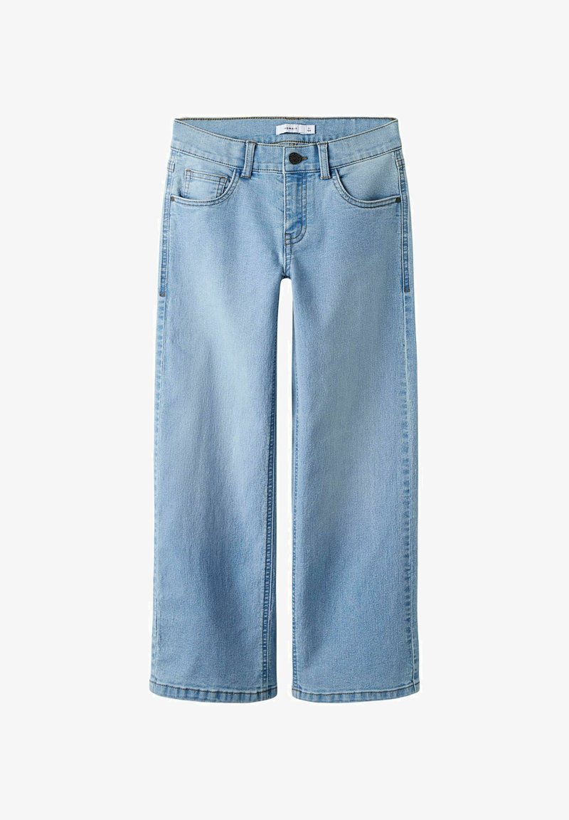 Lichtblauwe denim jeans met wijde pijpen, voorzien van knopen aan de voorkant, rits, lussen voor een riem en vijf zakken, plat gelegd op een witte achtergrond.