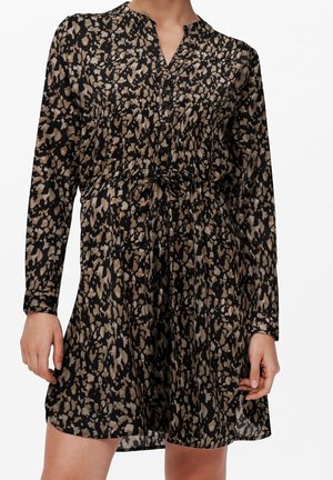 Langärmliges Kleid mit schwarzem Grundton und einem beigefarbenen und braunen Tiermuster, Knopfverschluss vorne und taillierter Taille.