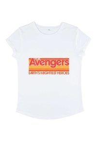 Biała koszulka z krótkim rękawem z czerwoną i pomarańczową grafiką z napisem "AVENGERS NAJSILNIEJSI BOHATEROWIE ZIEMI" na przodzie.