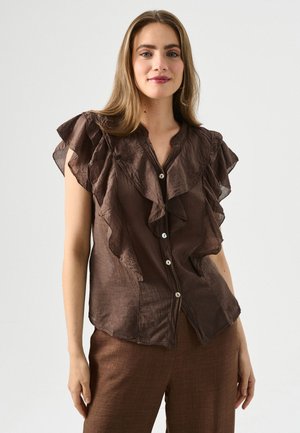 Braune, rüschige Bluse mit kurzen Ärmeln, die eine durchgehende Knopfleiste und einen strukturierten Stoff aufweist. Die Silhouette ist tailliert und hat einen asymmetrischen Saum.