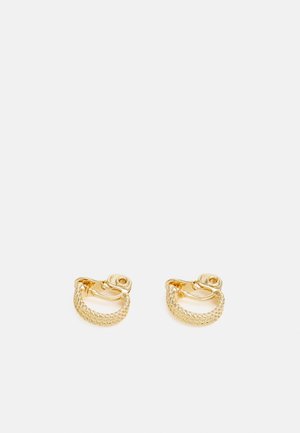 Paire de petites boucles d'oreilles créoles en or avec un design tressé texturé et une fermeture à charnière sur un fond clair uni.