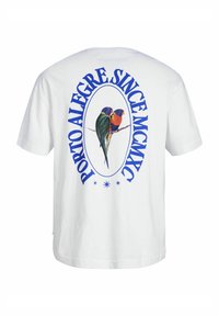 Camiseta blanca de algodón con un gráfico de un pájaro colorido en la parte trasera, rodeado de texto azul que dice "PORTO ALEGRE DESDE MCMXC."