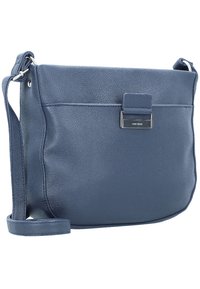 Marineblaue Leder-Crossbody-Tasche mit glatter Textur, rechteckiger Form, Vorderklappe mit einem Metallverschluss und einem verstellbaren Tragegurt.