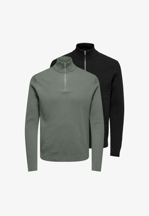 To zip-neck sweatere: en i struktureret olivengrøn og en i sort, begge med ribbet design og tætsiddende manchetter.