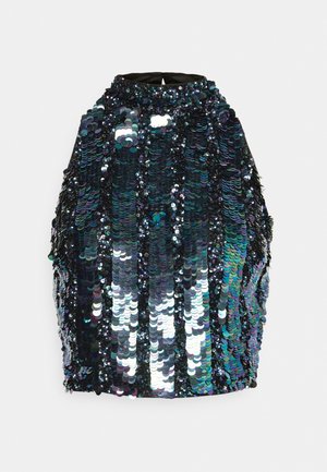 Minirock mit hoher Taille, dicht bedeckt mit irisierenden schwarzen, blauen und lila Pailletten, die einen schimmernden vertikalen Streifeneffekt erzeugen.