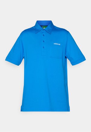 Zils Adidas polo krekls ar īsām piedurknēm, pogu aizdare, krūšu kabata un balts Adidas logotips uz kabatas.