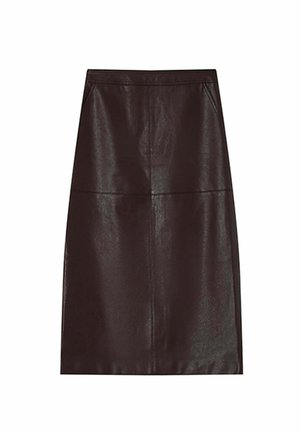 Minifalda de cuero marrón con textura suave, hasta la rodilla, que presenta dos bolsillos laterales y un detalle de costura mínima.