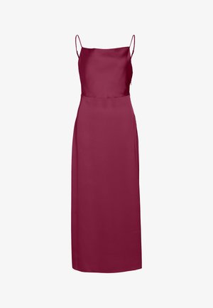 Ujjatlan, hosszú szaténruha mély bordó színben, vékony spagettipántokkal és egyenes nyakkivágással.