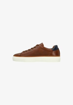 Bruine leren sneaker met een gestructureerde afwerking, witte rubberen zool en marineblauwe hielaccent. Heeft zes vetersluitingen en subtiele stikdetails.
