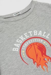 Graues Baumwoll-T-Shirt mit einem Basketball-Design und Flammendetails sowie dem Schriftzug "BASKETBALL COMPETITION" in Weiß und Rot.