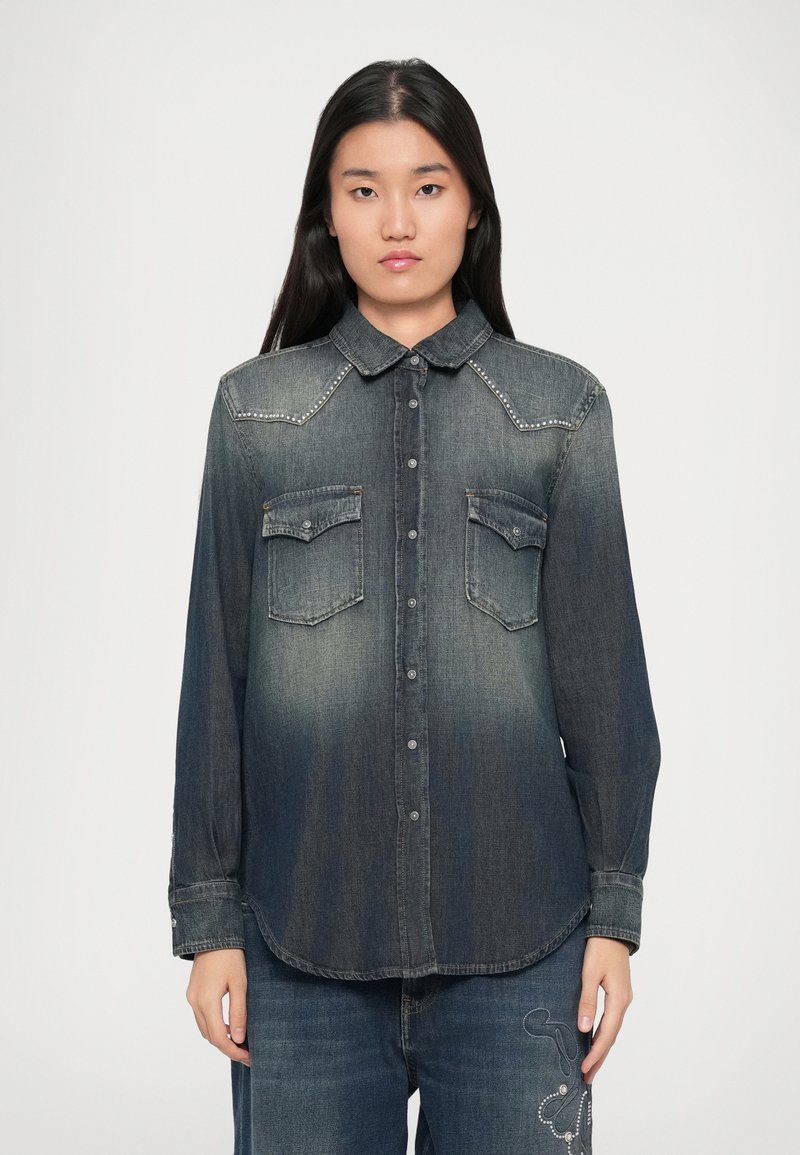 Denim overhemd in een gradient blauw met knoopsluiting, twee borstzakken en een puntige kraag. Kenmerkt zich door decoratieve stiksels langs de schoudernaad.