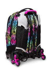 Zaino con ruote di colore nero con motivi geometrici colorati. Dotato di spallacci robusti, una maniglia rosa e piccole ruote nere per la mobilità.