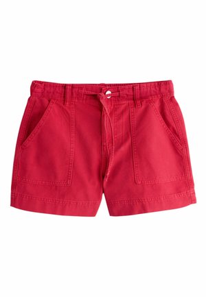 Rote Baumwollshorts mit aufgesetzten Fronttaschen, Gürtelschlaufen und Kordelzug an der Taille, vor weißem Hintergrund gezeigt.