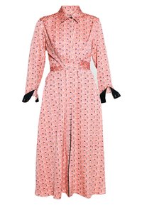 Robe midi rose à manches longues avec motifs, col, fermeture à boutons sur le devant, ceinture à la taille et poignets intérieurs noirs sur fond blanc.