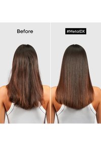 Avant : cheveux bruns longs et ondulés avec des pointes plus claires. Après : cheveux bruns lisses et droits avec une coupe égale et une texture lisse, étiquetés #MetalID.