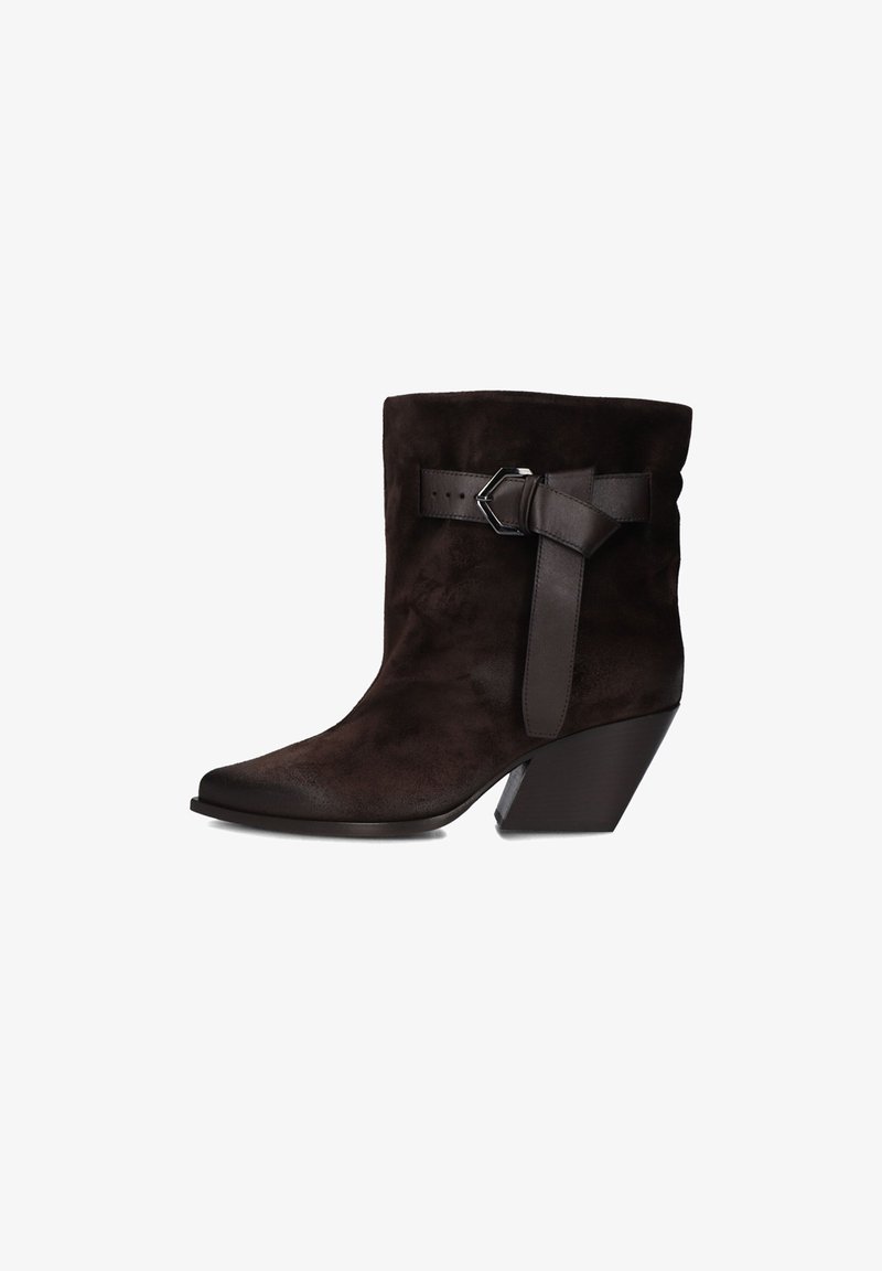 Bruine suède enkellaarsjes met een spits toelopende neus, een gewikkelde riemdetail en een middelhoge hak. Gekenmerkt door een gladde textuur en een subtiele glans.