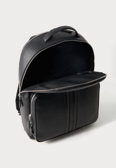 Sac à dos en cuir noir avec deux compartiments zippés, l'un ouvert montrant un intérieur spacieux, et une poignée supérieure sur fond blanc.
