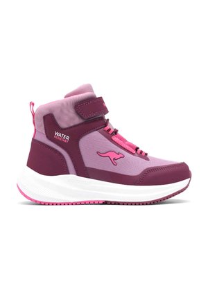 High-Top lila und rosa wasserfester Sneaker mit Klettverschluss, Känguru-Logo und weißer dicker Sohle mit pinker Profilsohle.