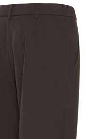 Pantalons marron foncé en tissu lisse, présentant un design ajusté avec des poches latérales et une silhouette à jambes droites.