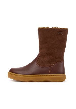 Botte marron mi-mollet avec dessus en daim, partie inférieure en cuir, doublure en polaire et semelle épaisse en caoutchouc, conçue pour temps froid.