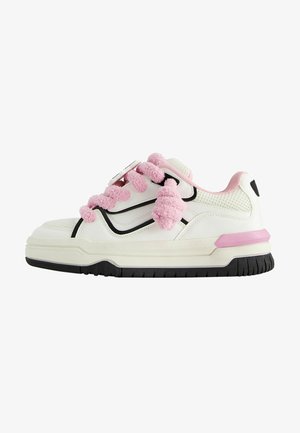 Bela atletska čevlja s pisano puhovsko vezalko, črnim obrisom, perforiranimi mrežastimi deli in debelim gumjastim podplatom s pinki akcentom.