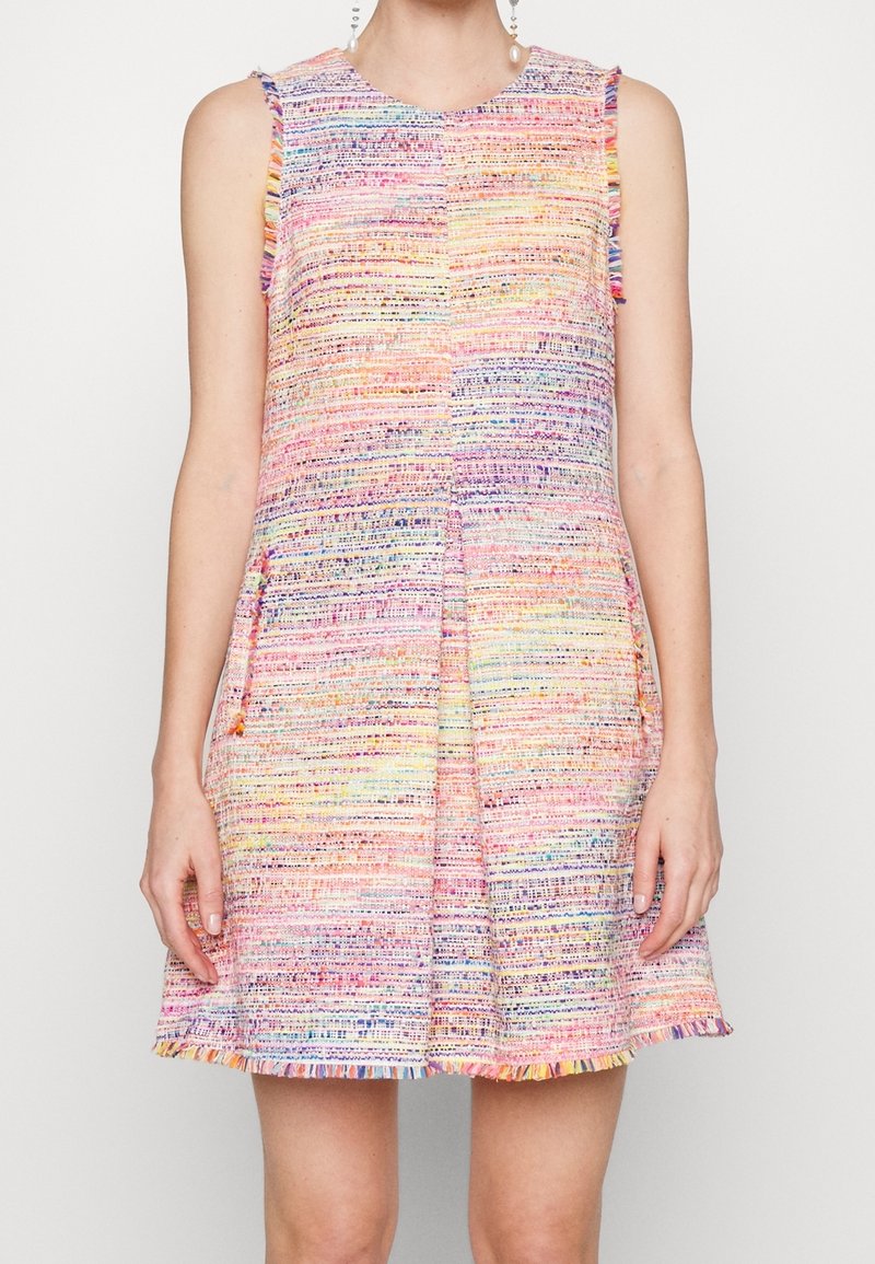 Robe sans manches en tweed multicolore avec rayures verticales et horizontales texturées, pli creux devant et finition à franges aux emmanchures et à l'ourlet.