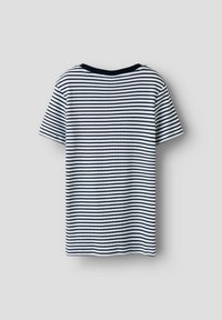 Camiseta de manga corta a rayas con textura acanalada, con rayas horizontales en blanco y negro y un cuello negro sólido.