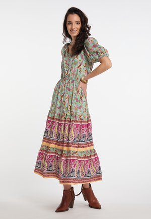 Maxi-Kleid mit Puffärmeln aus helltürkisem Stoff, mit einem Paisleymuster, einer taillierten Taille und einem gestuften, bunten Saum.
