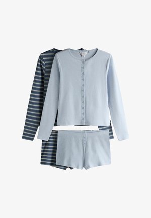 Pyjamaset met lange mouwen met lichtblauwe top met knopen en shorts voor, marineblauwe gestreepte top met lange mouwen en broek achter.
