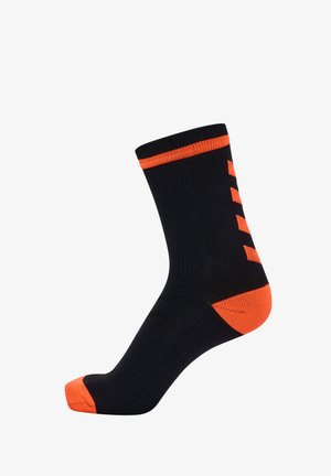 Sort sok med orange tå, hæl, manchetstribe og vertikale striber på siden, vist fladt på en hvid baggrund.