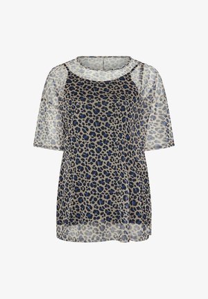 Przezroczysta bluzka z printem w panterkę z niebieskimi i ciemnobrązowymi plamami na beżowym tle, z krótkimi rękawami i okrągłym dekoltem.