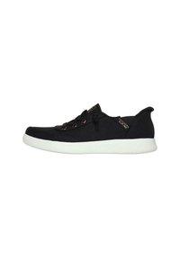 Sneaker nera in tela con suola in gomma bianca, dotata di lacci rotondi e branding minimale sul lato. Texture liscia e design a profilo basso.