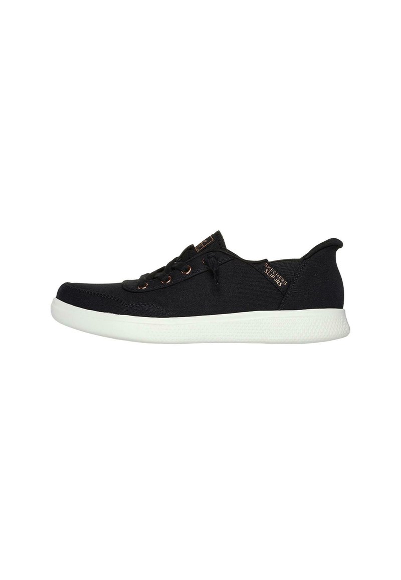 Sneaker nera in tela con suola in gomma bianca, dotata di lacci rotondi e branding minimale sul lato. Texture liscia e design a profilo basso.