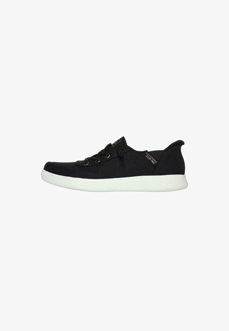 Sneaker nera in tela con suola in gomma bianca, dotata di lacci rotondi e branding minimale sul lato. Texture liscia e design a profilo basso.