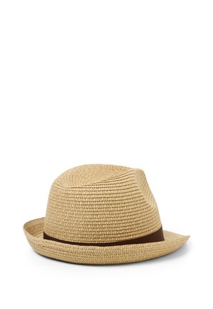 Beiger gewebter Fedora-Hut mit kurzem Rand und einem dunkelbraunen Band um die Basis der Krone, vor weißem Hintergrund dargestellt.