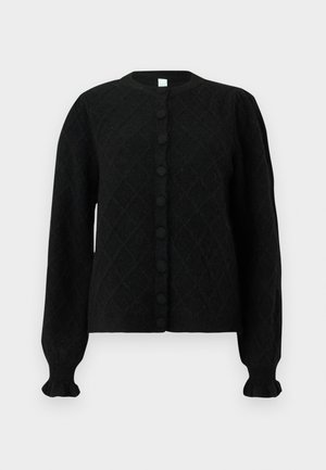 Sort strikket cardigan med diamantmønster, rund halsudskæring og seks knaplukninger med volangmanchetter. Struktureret finish overalt.