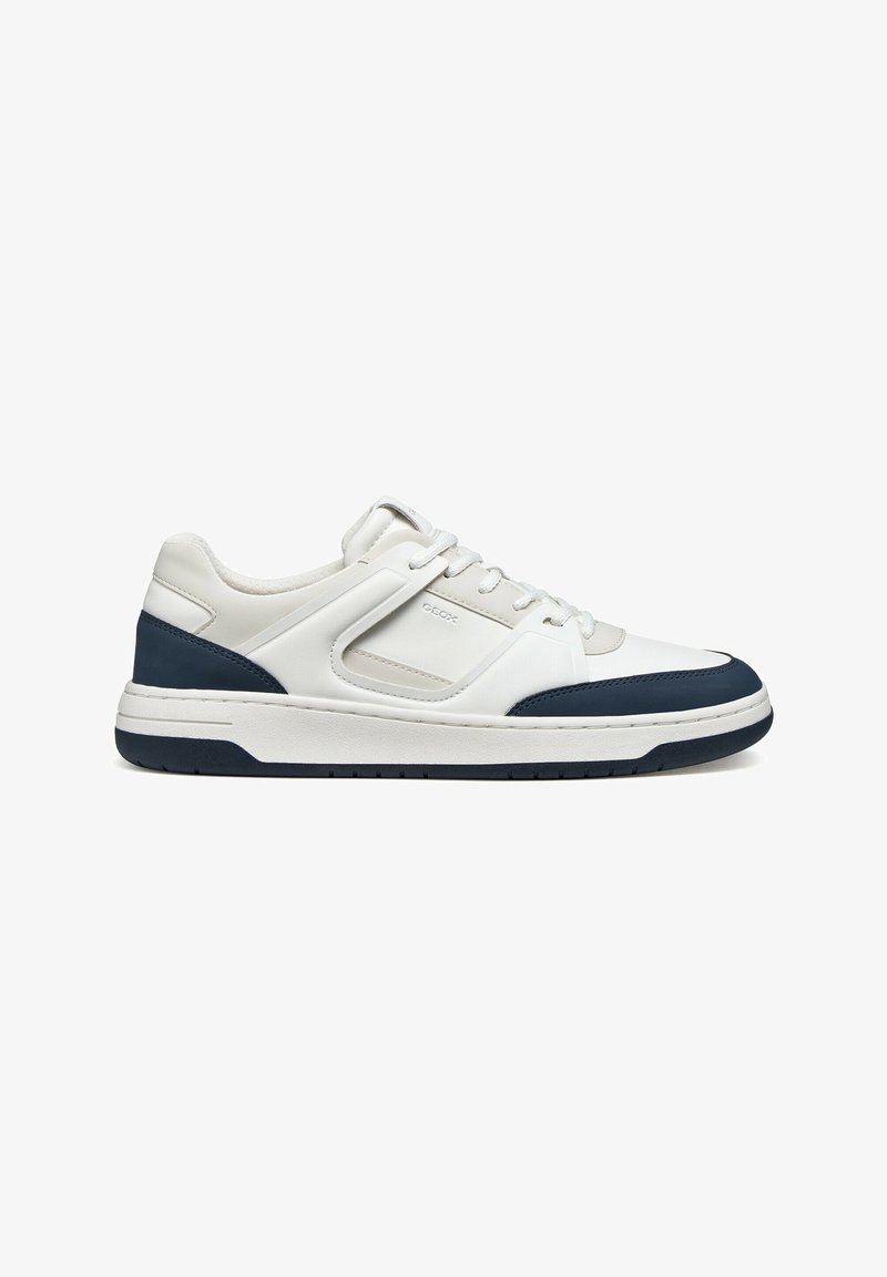 Baskets basses blanches avec des accents bleu marine, fermeture à lacets, semelle rembourrée et logo de la marque sur le côté.