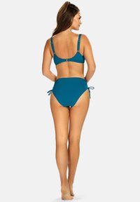 Teal dwuczęściowy strój kąpielowy z regulowanymi ramiączkami i zapięciem na hak. Wysoki stan dolnej części z bocznymi związkami i gładką fakturą.
