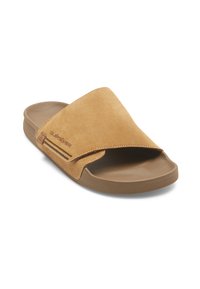 Tan semskede glidende sandal med åpen tå-design og bred stropp. Har en teksturert gummisåle og diskret logo-detaljering.
