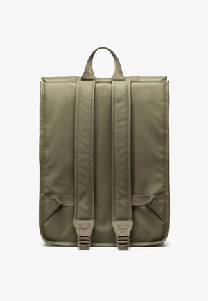 Oliivivihreä neliöreppu, jossa on pehmustetut olkaimet ja ylhäällä oleva kantokahva, näkyy takaa valkoista taustaa vasten.