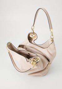 Helle rosa Leder-Handtasche mit goldenen Beschlägen, einem geschwungenen Griff und einem Reißverschlussverschluss. Verfügt über Innentaschen und ein markantes Logo-Detail.