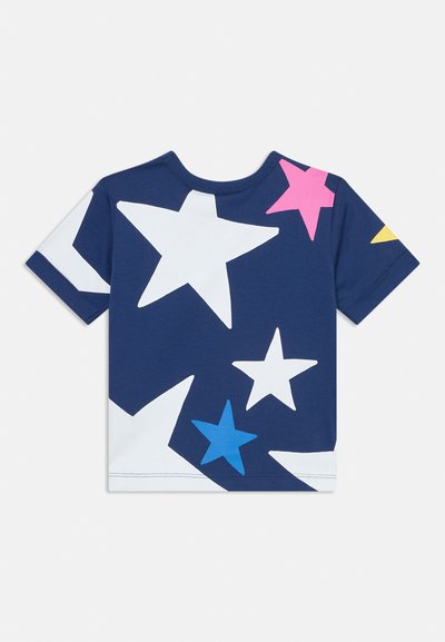 Marinblå t-shirt med ett iögonfallande stjärnmönster i vitt, rosa, gult och blått. Korta ärmar och en klassisk rundad halsringning.